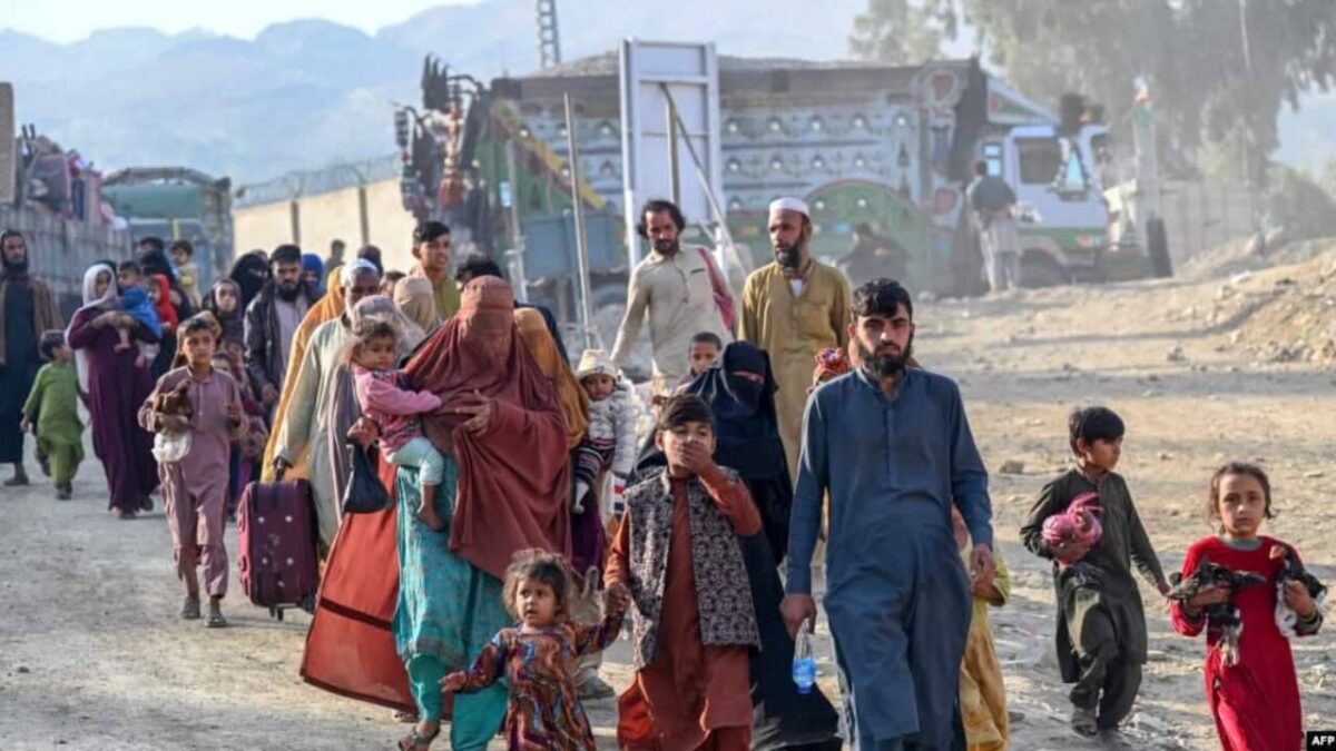 اخراج بیش از ۳۰۰ خانواده پناه‌جوی افغان از ایران و پاکستان در یک روز